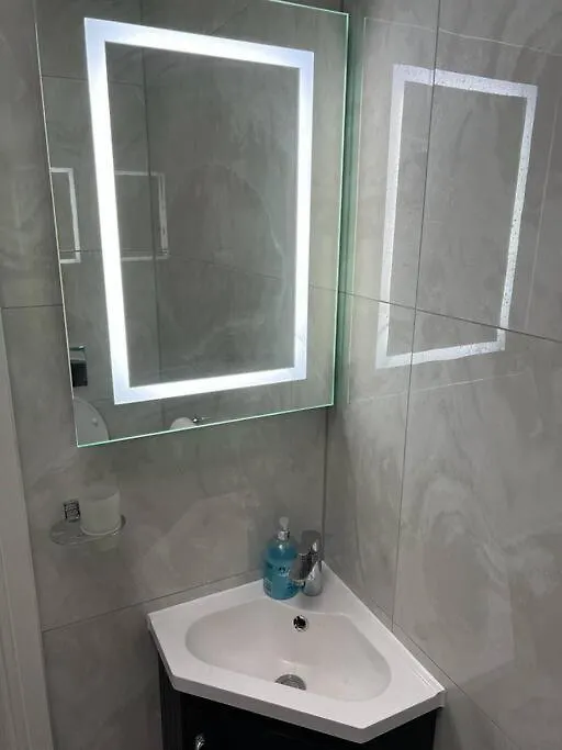 En-Suite Double Room - Private Entrance & Free Parking West Drayton  0*, West Drayton (Middlesex)