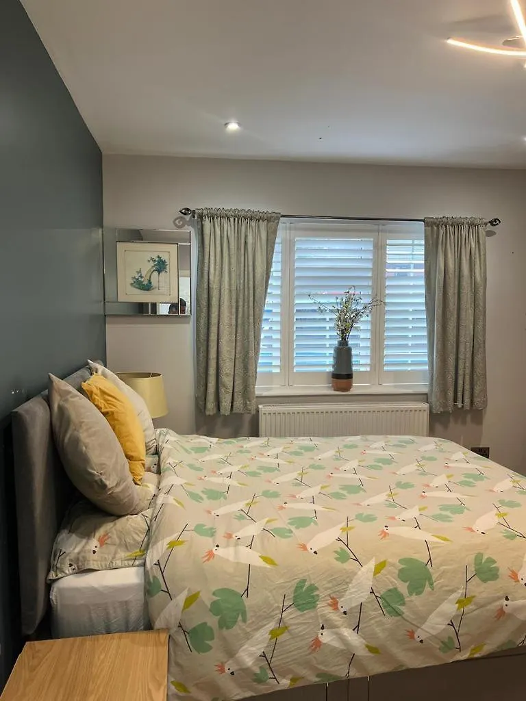 En-Suite Double Room - Private Entrance & Free Parking West Drayton