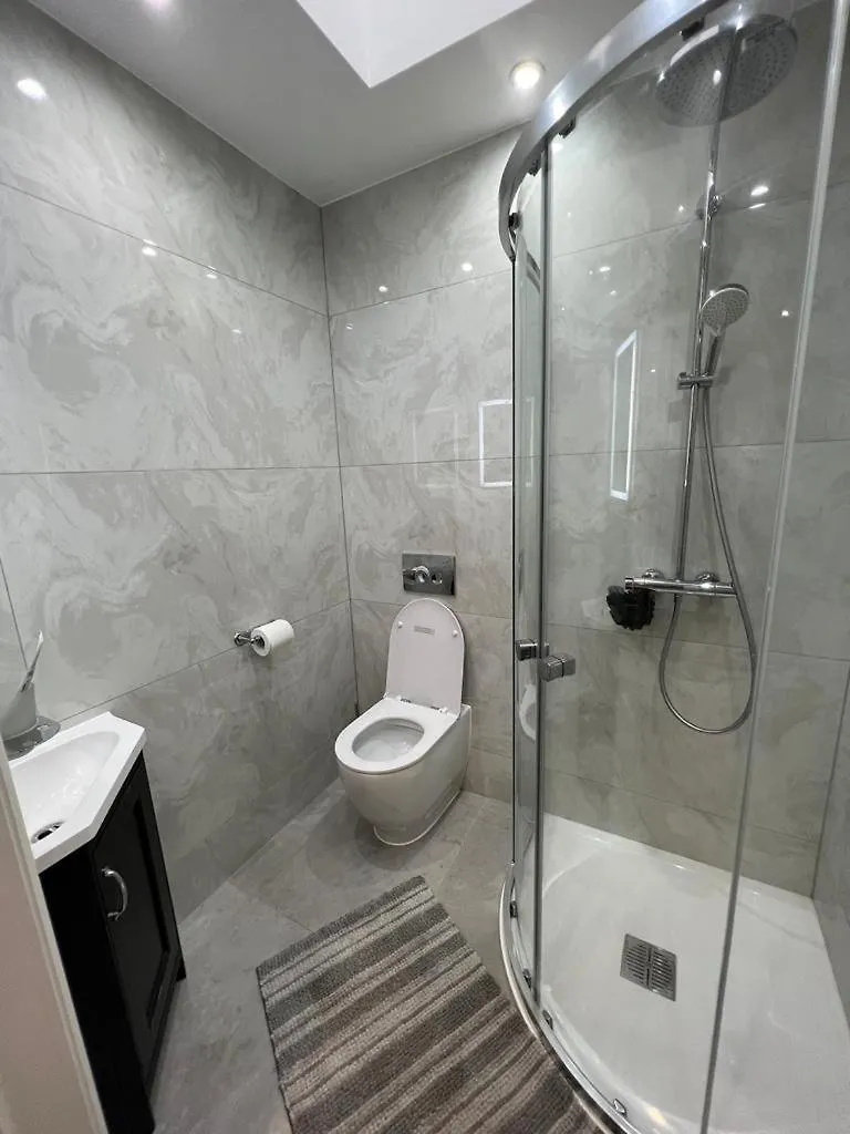 En-Suite Double Room - Private Entrance & Free Parking West Drayton